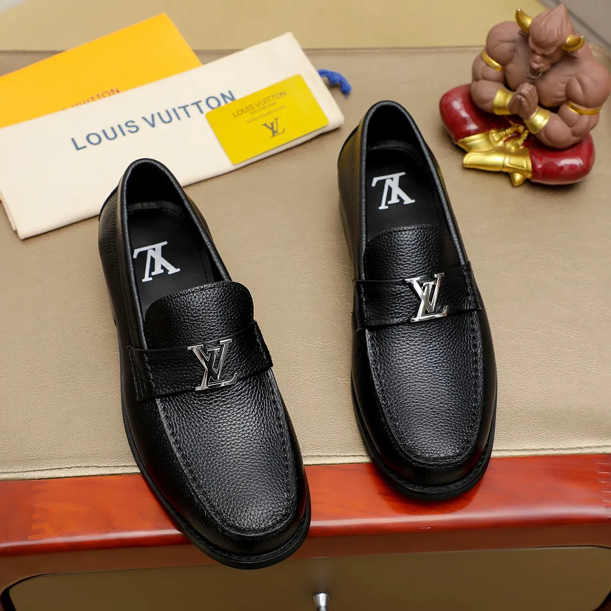 Men's shoes 460 💰 Louis Vuitton LV ® 🆕 model 🔛 full shoe counter, first layer cowhide, 🐂leather lining casual shoes for men, super soft outsole, a must-have for driving. Synchronized with the counter, original first layer cowhide, completely 1:1 mold customization 🌹 top version, color optional! Number: 38-44 (45.46 customized)